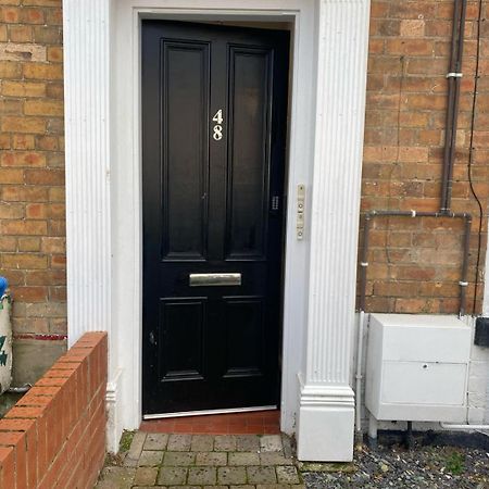 Pass The Keys Newly Renovated 2 Bedroom Apartment And Free Parking Scarborough Exterior photo