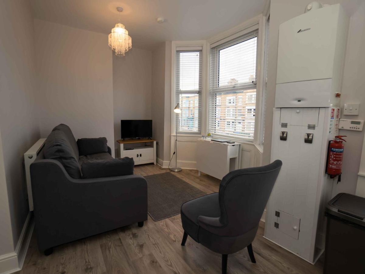 Pass The Keys Newly Renovated 2 Bedroom Apartment And Free Parking Scarborough Exterior photo